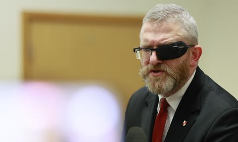 Grzegorz Braun przed sądem ws. świec chanukowych. "Chlubię się tym"