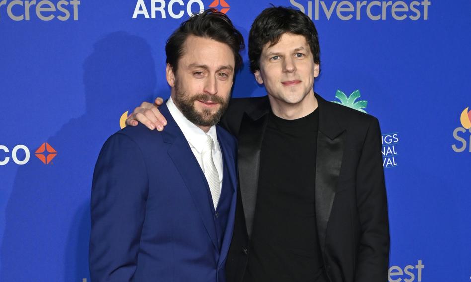 "Prawdziwy ból" dał mu polskie obywatelstwo. Aktor Jesse Eisenberg planuje robić filmy nad Wislą