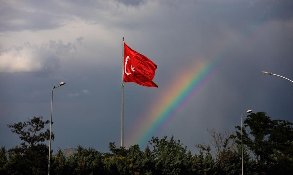Policja użyła gazu łzawiącego do rozpędzenia parady dumy w Stambule