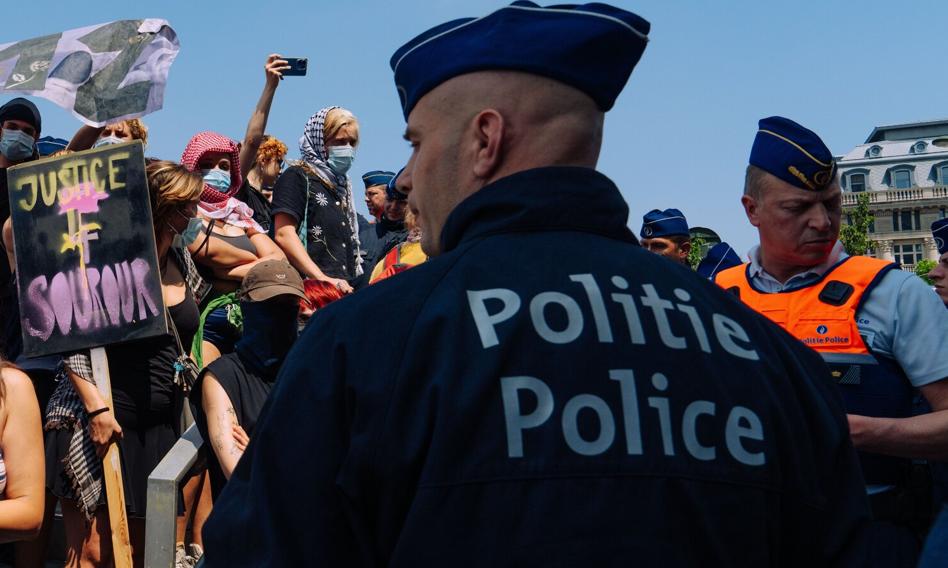 Byli tłumacze, a są bezdomni. Ponad stu migrantów zajęło unijny budynek pod Brukselą