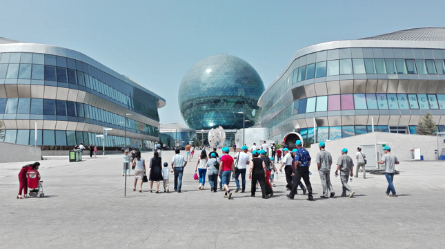 Miasteczko Expo 2017 w Astanie, na wprost pawilon Kazachstanu w kształcie kuli. Lokalne media ("Astana Times") chwalą się, że ta wysoka na 80 m budowla to największa szklana kula na świecie.