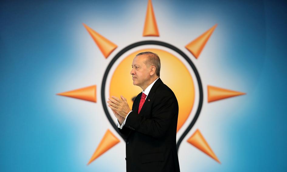 Lira na deskach, inflacja w kosmosie. Erdogan kopie leżącego