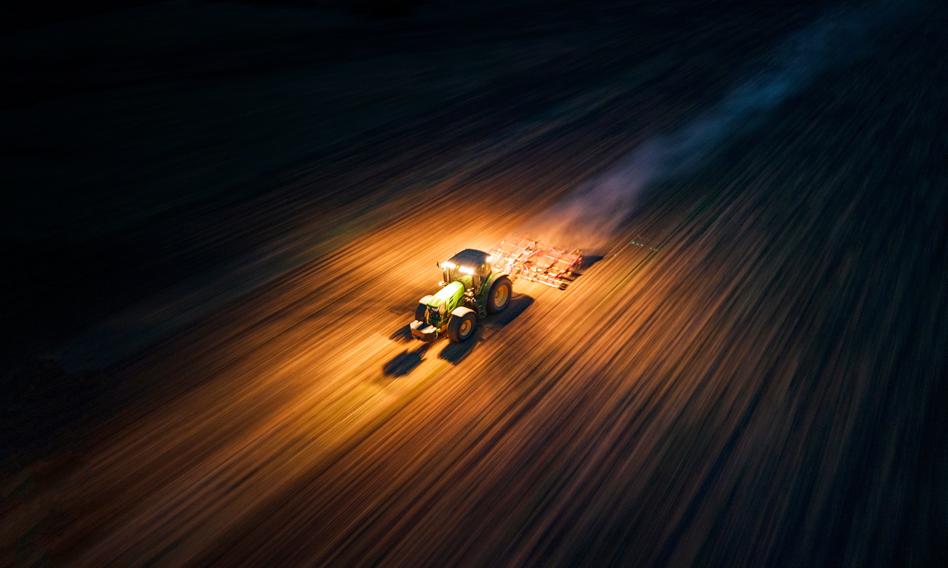 Upały zmusiły rolników do zbierania plonów nocą