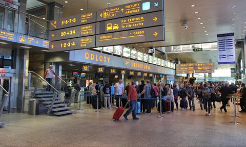 Koniec z przelewaniem mydła. Lotnisko Kraków Airport znosi limit płynów w bagażu podręcznym