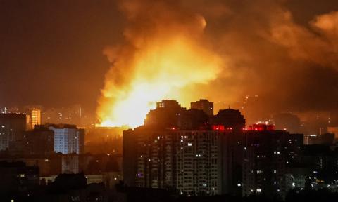 Rosjanie korzystają na wstrzymaniu dostaw. W nocy masowo bombardowali Kijów