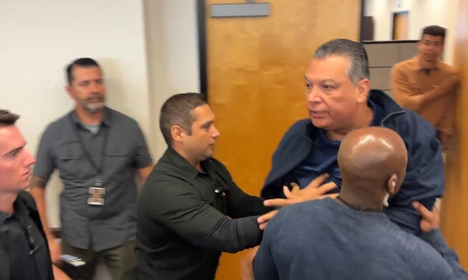 Senator Demokratów wyrzucony z konferencji w Los Angeles. Chciał zadać pytanie