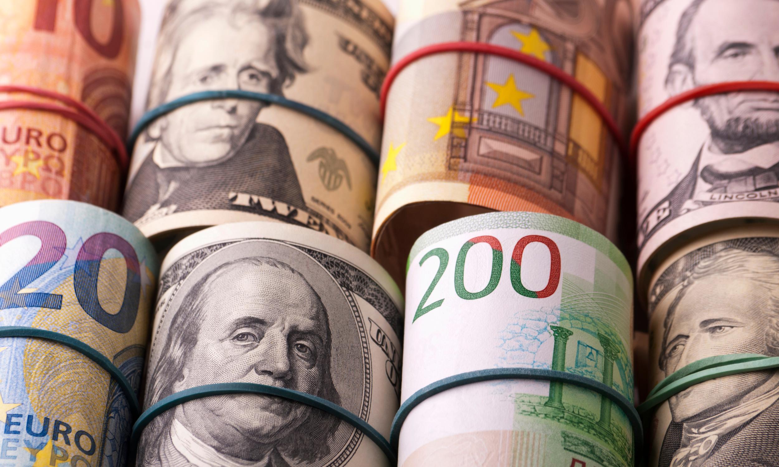 Złoty trzyma się mocno. Kurs euro odbija z wojennych minimów