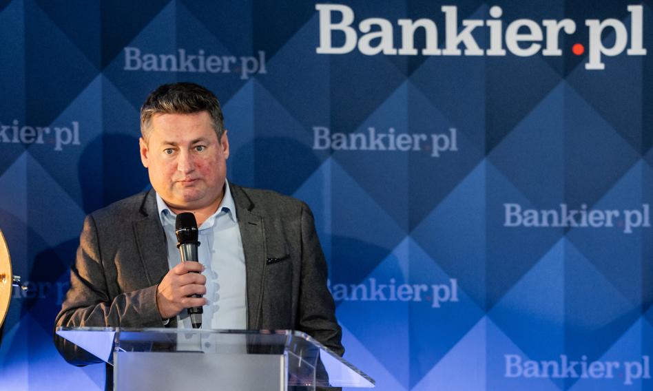 Nie tylko tańsze paliwo. Programy lojalnościowe spółek okiem Orlenu