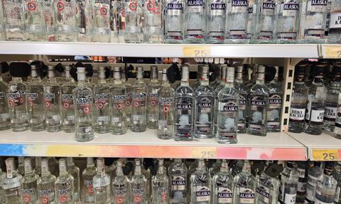 "50 złotych za pół litra wódki". Jest petycja o cenę minimalną dla alkoholu. Co zrobi rząd?
