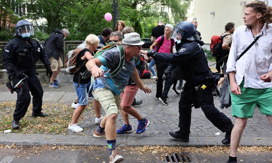 Koronasceptycy demonstrują w Berlinie. Doszło do starć z policją