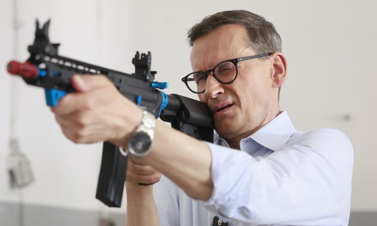 Od grilla u Morawieckiego do nowego klubu w Sejmie. Były premier buduje własną siłę polityczną
