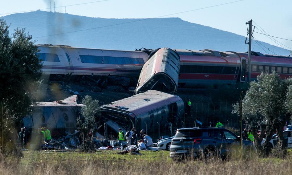 Tragedia w Hiszpanii: zderzyły się dla pociągi, wagony runęły ze skarpy
