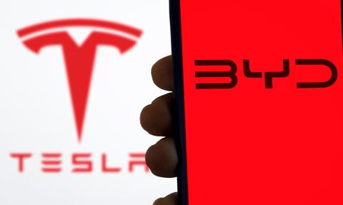 Tesla leci w Polsce w dół, choć sprzedaż wzrosła. „Chińczyk” nowym liderem wśród aut elektrycznych