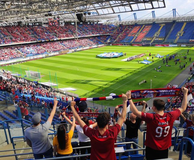 Szaliki to atrybut kibiców wspierających swój klub. Część groundhopperów łączy jednak pasję zaliczania meczów ze zbieraniem szalików. W mniejszych ośrodkach o szaliki jednak dość trudno. Na zdjęciu mecz Wisły Kraków z Miedzią Legnica, który odbył się na zakończenie sezonu 2018/2019