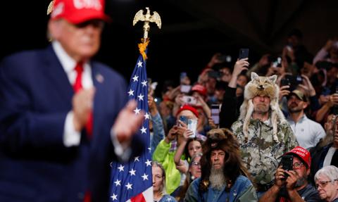 Rozstrzelać sygnalistów, połknąć Kanadę i stworzyć superpoligon. Szokujące wiece Trumpa