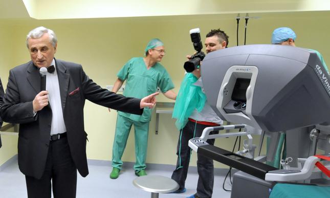 Wojciech Witkiewicz, dyrektor Wojewódzkiego Szpitala Specjalistycznego we Wrocławiu prezentuje zainstalowany na Oddziale Chirurgii najnowocześniejszy na świecie i jedyny w Polsce robot chirurgiczny da Vinci