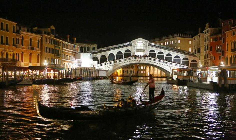W zalanej Wenecji konfiskata kaloszy sprzedawanych nielegalnie