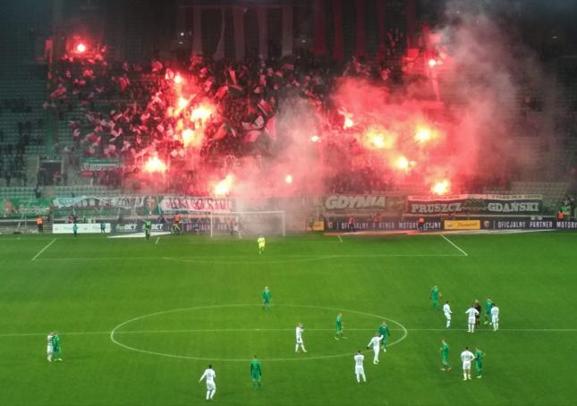 Race (potocznie zwane "racuchami") budzą spore kontrowersje. Przeciwnicy podnoszą argument bezpieczeństwa i zadymienia stadionu, zwolennicy przekonują, że pokazy są atrakcyjne dla oka i stanowią część kultury kibicowskiej. W Polsce race są jednak nielegalne. Zdjęcie pochodzi z meczu Śląsk Wrocław - Lechia Gdańsk