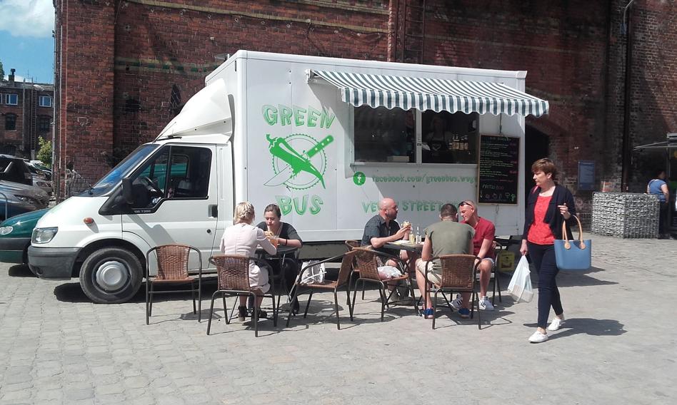 Restauracje znów na fali. Boom na foodtrucki