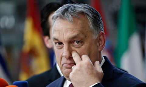 Orban udaje, że pyta naród o zdanie? Chodzi o "getta migrantów" i "finansowanie Hamasu przez UE"