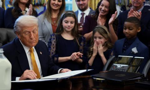 1000 dolarów na inwestycje. Trump daje pieniądze małym Amerykanom