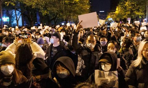 "Infiltracja wrogich sił". Tak Chiny tłumaczą protesty
