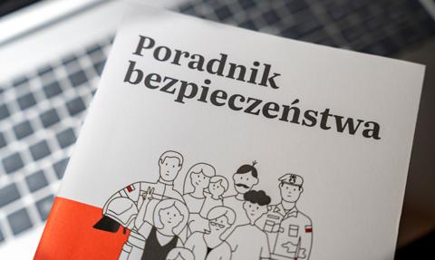 "Poradnik bezpieczeństwa" na celowniku oszustów. Uwaga na fałszywych kontrolerów