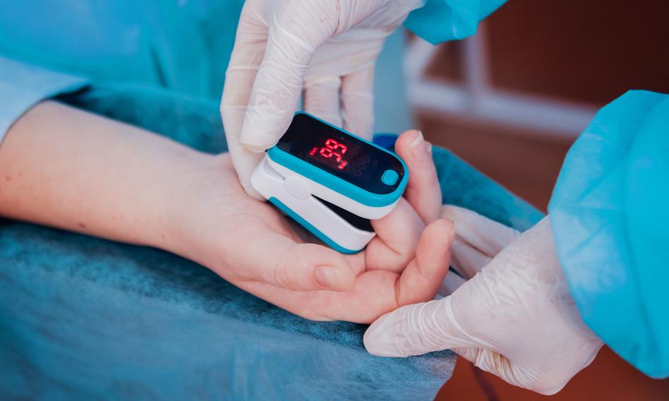 Nie tylko podejrzane respiratory, ale też pulsoksymetry od handlarza perfumami. Tak zarabiano na pandemii