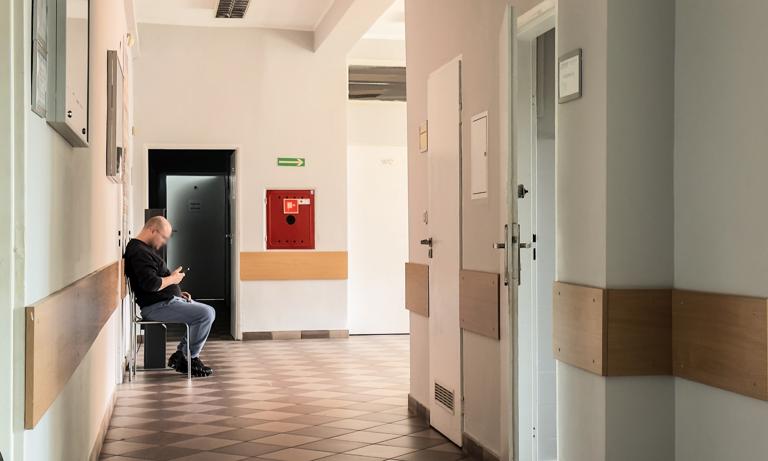 NFZ przejmuje kontrolę nad kolejkami do zabiegów. Pacjenci dostaną SMS-y