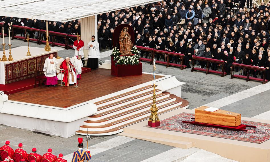 Papież Franciszek uprościł rytuał papieskiego pochówku. "To ma być pogrzeb pasterza, a nie władcy"