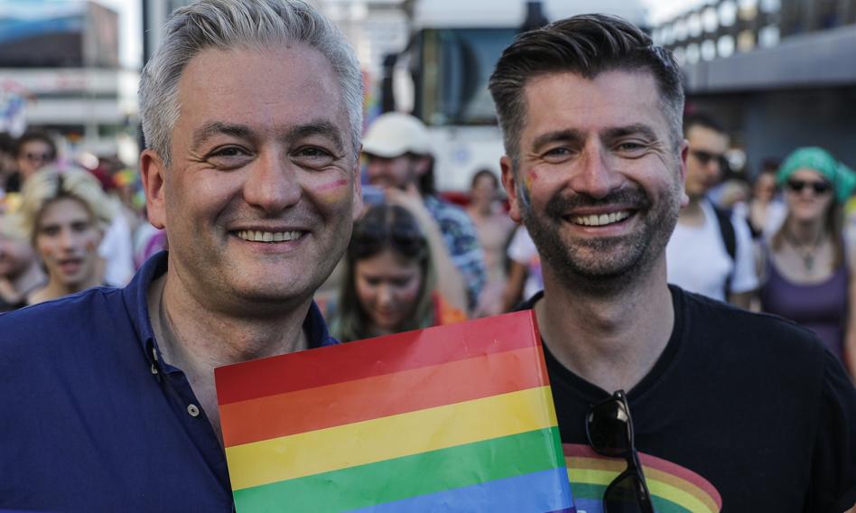 Biedroń poległby na podatku katastralnym? Polityk Lewicy z partnerem kupują mieszkania