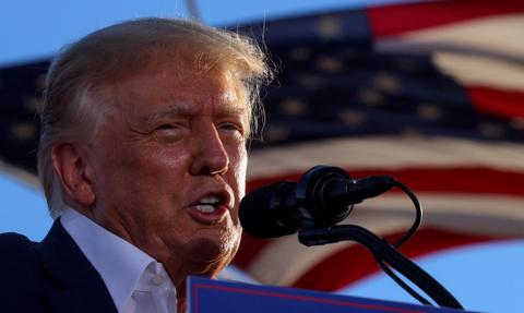 Uniwersalne cło na wszystkie importowane produkty. Nowy pomysł Donalda Trumpa