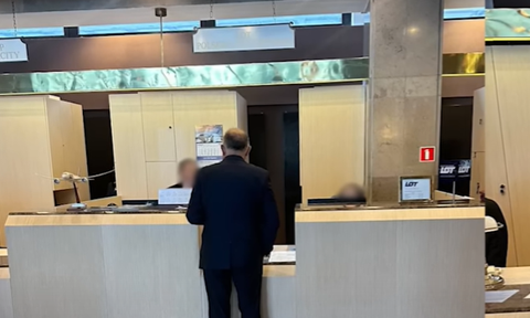 Specjalne kasy biletowe dla posłów. "Panie przeważnie się nudzą, a my za to płacimy"