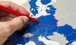 PMI „rozjechały się” z oczekiwaniami ekonomistów. Przemysł hamuje, usługi przyspieszyły