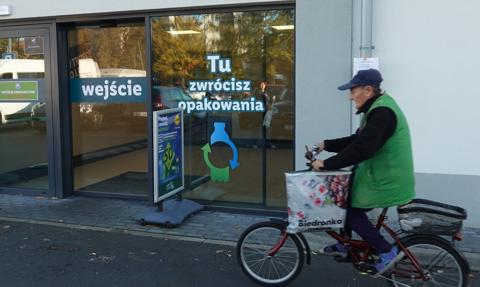 Inżynier na "emeryturze butelkowej". Jak dorobić na plastiku?