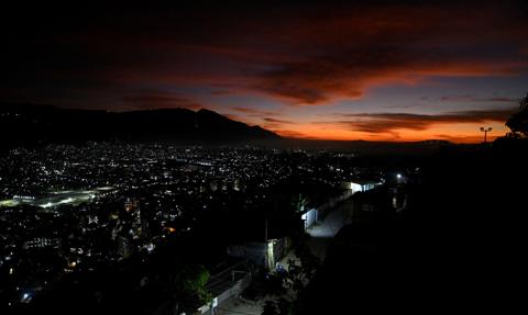 USA uderzyły w Wenezuelę. "Są ofiary śmiertelne, nie wiemy, gdzie jest Maduro"