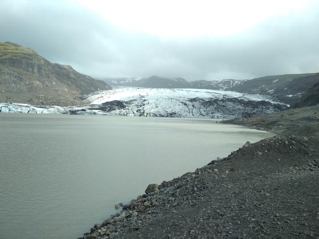 Islandia to kraj paradoksów - niedaleko gorących źródeł i wulkanów znaleźć można lodowiec. Ten niestety jest coraz mniejszy, w 2010 roku podobno sięgał do miejsca, z którego robione było zdjęcie