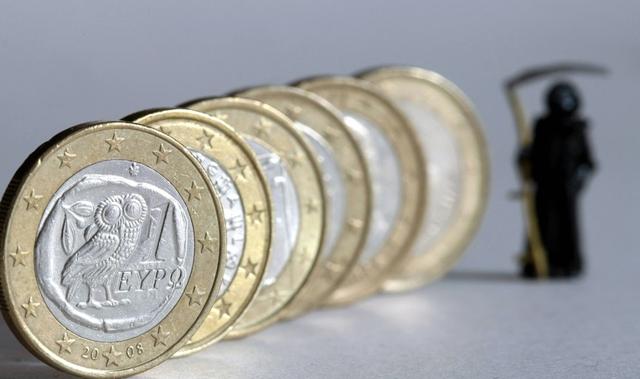 Grecy wycofują pieniądze z banków
