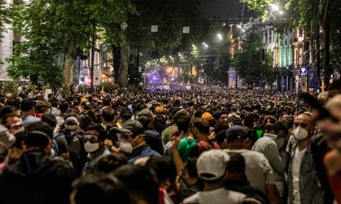 Wielotysięczny protest w Gruzji. Nie ma zgody na ustawę o „agentach zagranicznych”