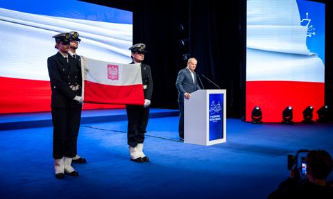 Powrót polskiej bandery, stocznie w ruch i potrojenie przeładunków. To plan „Polskie morze” Tuska