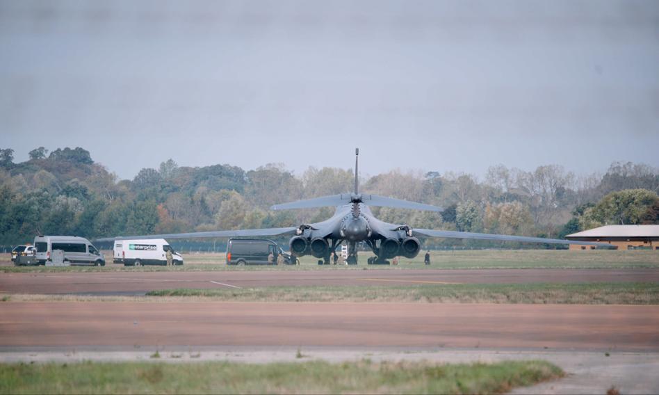 Bombowce USA opuszczają bazę w Wielkiej Brytanii. W tle planowany atak