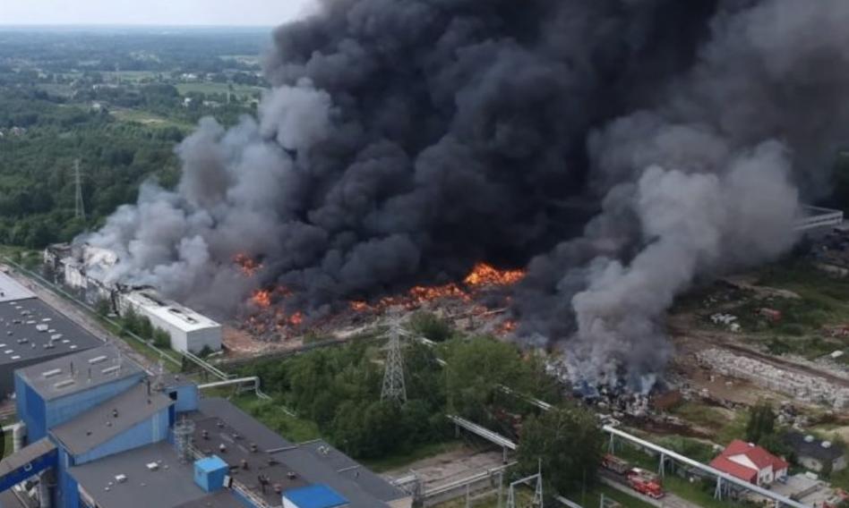 Pożar hali z toksycznymi odpadami w Przylepie. Mieszkańcy zagrożeni czy jednak nie?