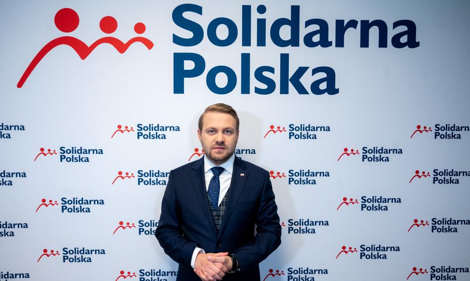 Konflikt w rządzie. PiS bierze się za Solidarną Polskę. Jacek Ozdoba stracił nadzór nad GIOŚ