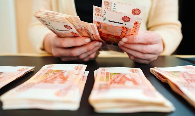 Rosyjski rubel najmocniejszą walutą świata. Kiepski rok dolara