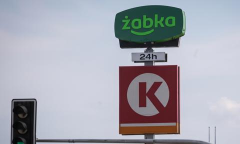 32 złote za akcję i wycofanie z giełdy. Circle K złożył wniosek do UOKiK o przejęcie Żabki