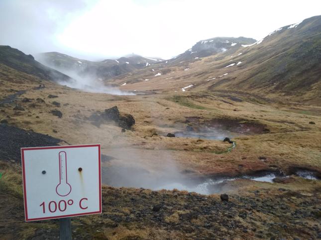 Islandia to jeden wielki garnek z gotującą się wodą. Źródła geotermalne można tam znaleźć na każdym kroku