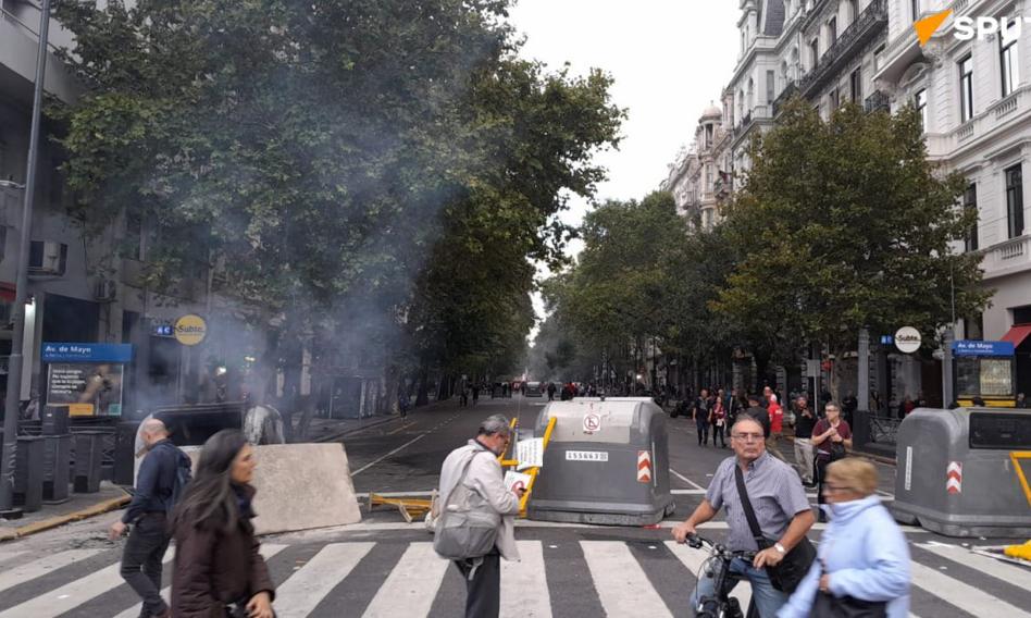 Walki na ulicach Buenos Aires. Policja użyła gumowych kul i armatek wodnych wobec protestujących przeciwko polityce Mileia