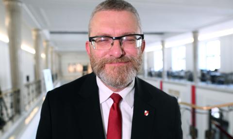 Grzegorz Braun na krucjacie przeciwko Unii Europejskiej. Ale nie wtedy, kiedy ta płaci
