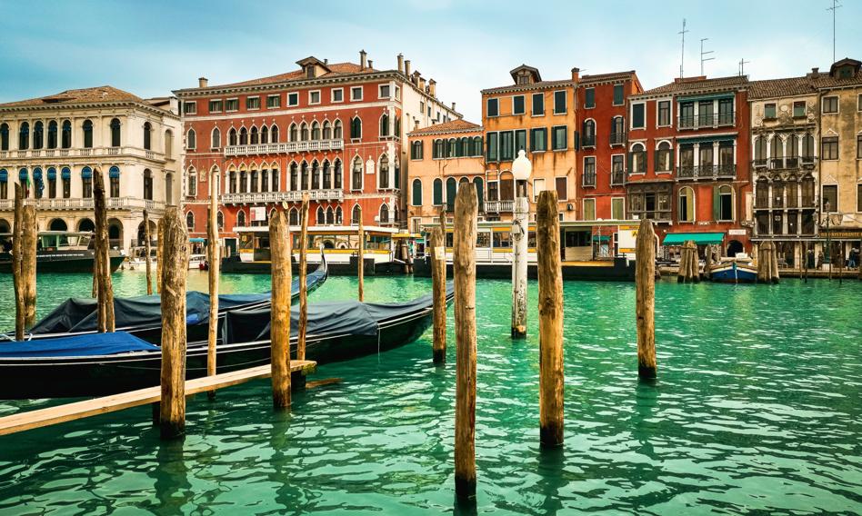 Aktywiści klimatyczni zabarwili na zielono wodę w Canal Grande w Wenecji. I nie tylko
