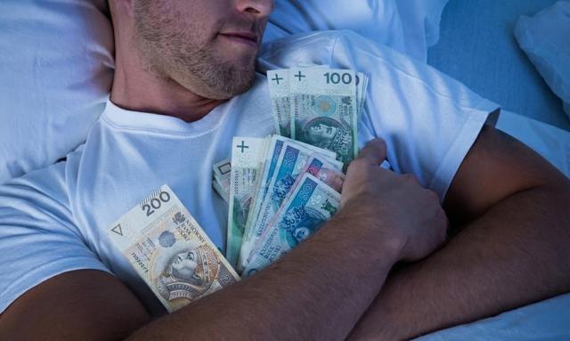 Giełda szaleje, a pieniądze wciąż pod materacem. Trudna sztuka przekonywania Polaków do ryzyka